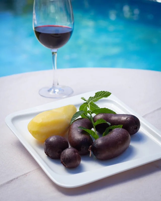 Prietas Gourmet de Cecinas Grau servidas con papa y menta